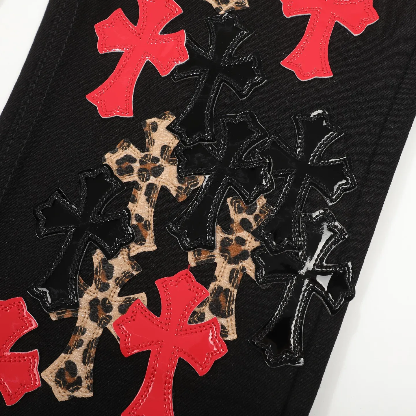 P240 Chrome Hearts 24SS Cross Sanskrit limited style graffiti printed leather jeans. Chrome Hearts limited edition leather washed jeans, Miami limited jeans, the entire cross leather is hand-made_different version, a heavy black blue cow fabric with moderate thickness and texture, antique metal silver label decoration, denim embedded thread manufacturing and production 💙Among Chrome Hearts' many trousers, its color is unique, and people are deeply attracted at a glance. It is made of beaded canvas fabric and has been washed with heavy water. The upper body is very textured, crisp and stylish, and will not collapse at all. The three-dimensional cut of the trousers has a first-class effect in modifying the shape of the legs. It can be easily controlled by any figure, and you can instantly become a street trendy person when you put it on.  🔩Customized hardware, full of texture, every detail is done to the extreme. The thick beaded canvas fabric becomes soft and skin-friendly after washing, and has excellent breathability, making it comfortable to wear all day long. Customized small leather label, unique design, simple yet elegant, exquisite workmanship, neat wiring, every detail demonstrates quality and style.  These pants are gender-neutral and can be worn by both men and women, easily creating a sense of fashion. Pair them with a T-shirt or sweatshirt and you can easily go out and hit the streets. Size: 28/30/32/34/36 Waist: 69/74/79/84/89 Pants length: 102/103/104/105/106